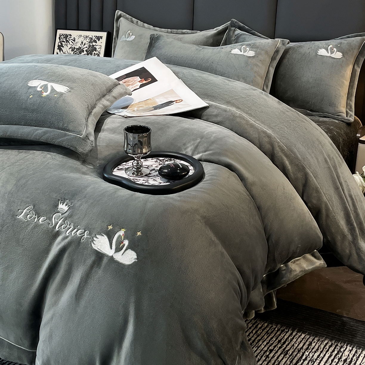 91家纺网 家纺一手货源 找家纺 代芙家纺 2025新款全消光绣花款床裙床盖四件套-天鹅之恋 天鹅之恋-奢华灰