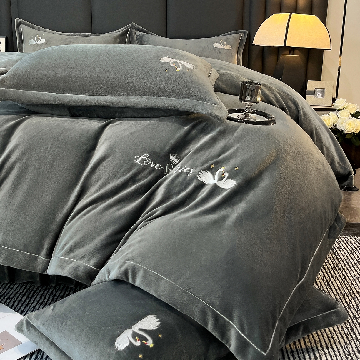 91家纺网 家纺一手货源 找家纺 代芙家纺 2025新款全消光绣花款床裙床盖四件套-天鹅之恋 天鹅之恋-奢华灰