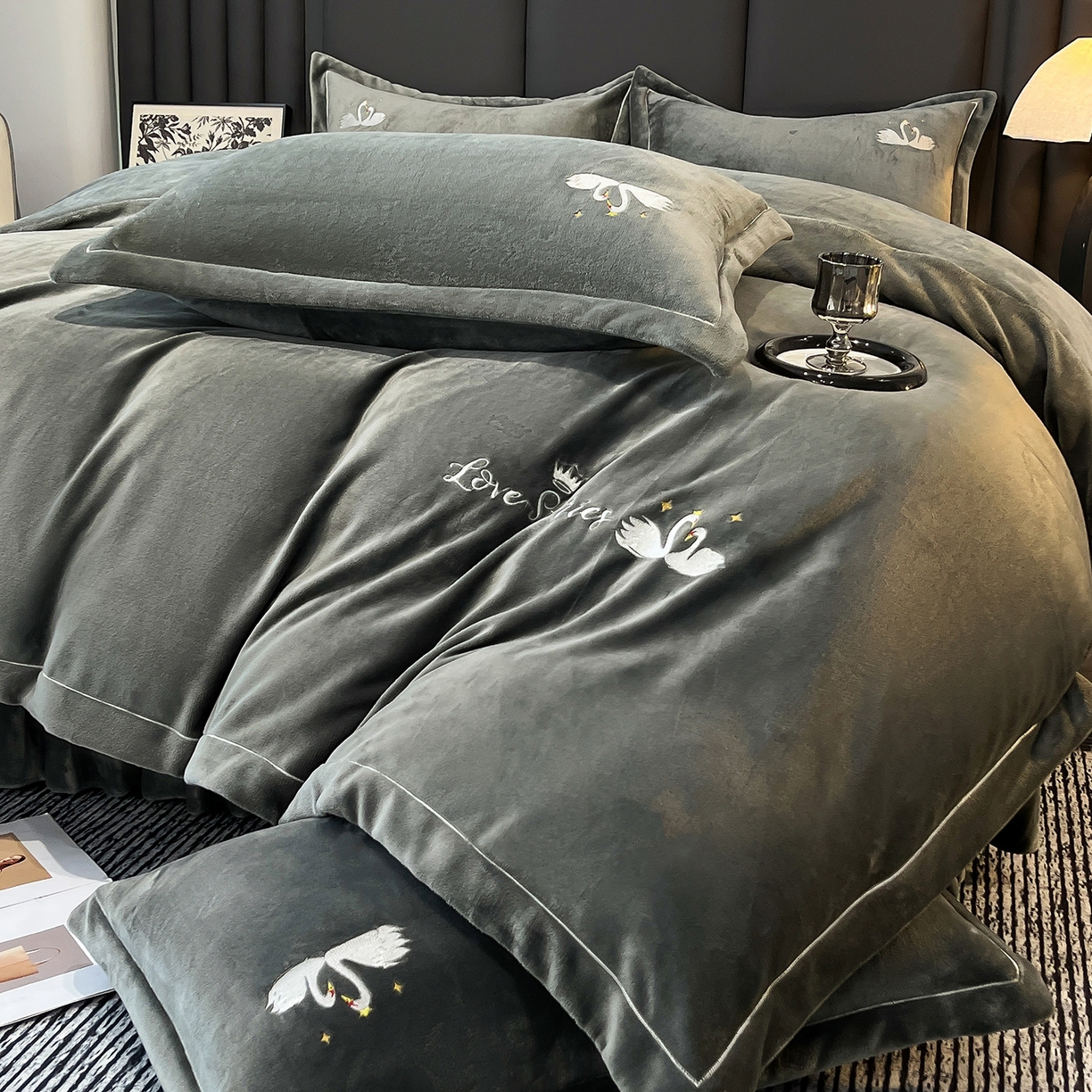 91家纺网 家纺一手货源 找家纺 代芙家纺 2025新款全消光绣花款床裙床盖四件套-天鹅之恋 天鹅之恋-奢华灰
