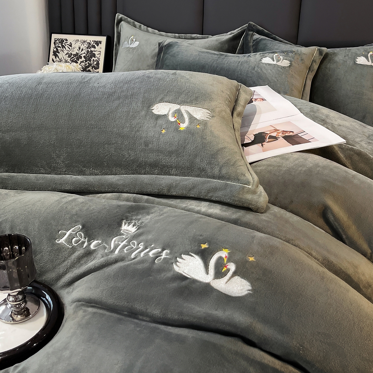 91家纺网 家纺一手货源 找家纺 代芙家纺 2025新款全消光绣花款床裙床盖四件套-天鹅之恋 天鹅之恋-奢华灰