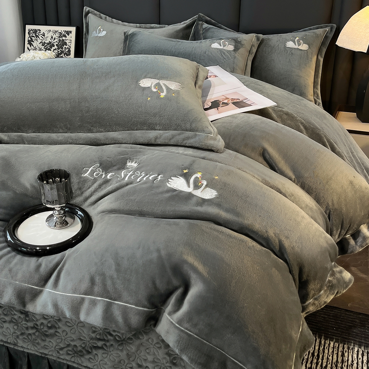 91家纺网 家纺一手货源 找家纺 代芙家纺 2025新款全消光绣花款床裙床盖四件套-天鹅之恋 天鹅之恋-奢华灰