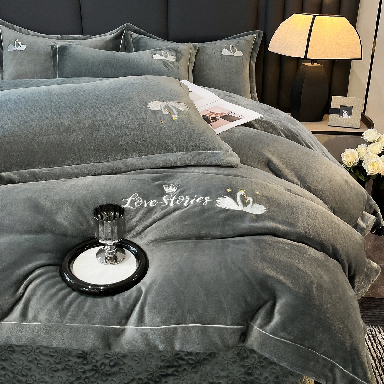 91家纺网 家纺一手货源 找家纺 代芙家纺 2025新款全消光绣花款床裙床盖四件套-天鹅之恋 天鹅之恋-奢华灰