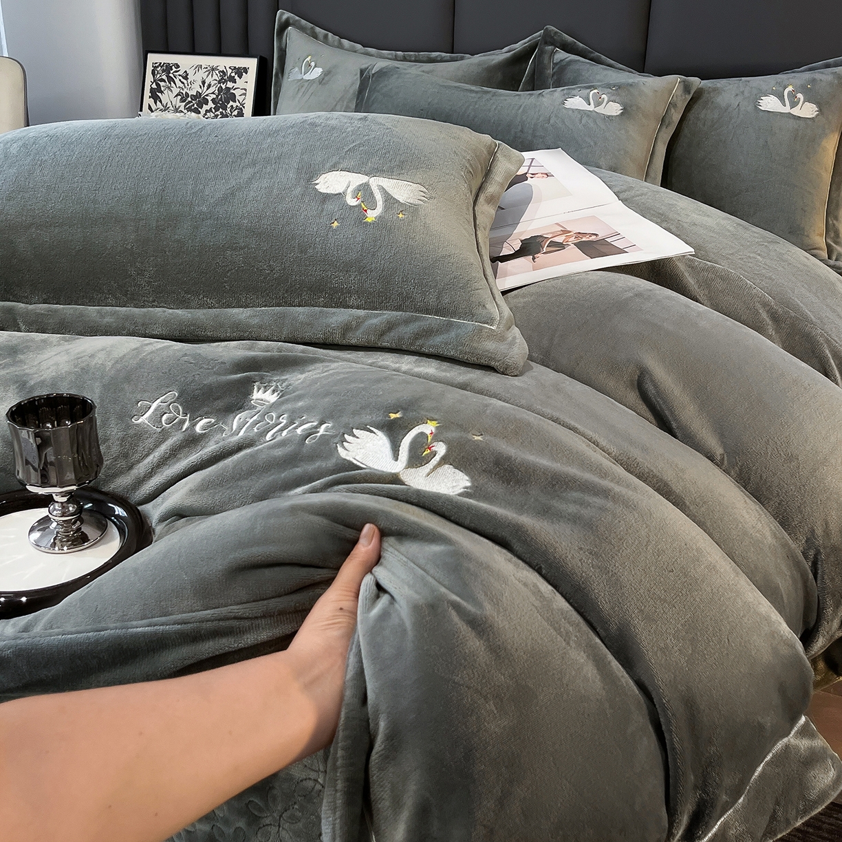 91家纺网 家纺一手货源 找家纺 代芙家纺 2025新款全消光绣花款床裙床盖四件套-天鹅之恋 天鹅之恋-奢华灰