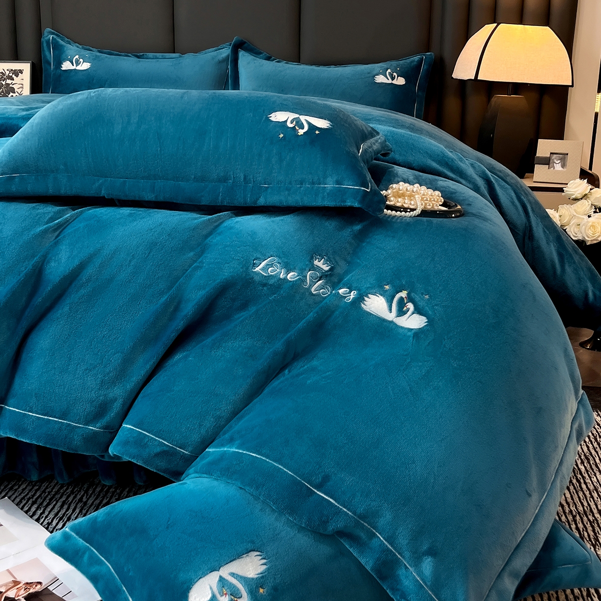 91家纺网 家纺一手货源 找家纺 代芙家纺 2025新款全消光绣花款床裙床盖四件套-天鹅之恋 天鹅之恋-优雅蓝