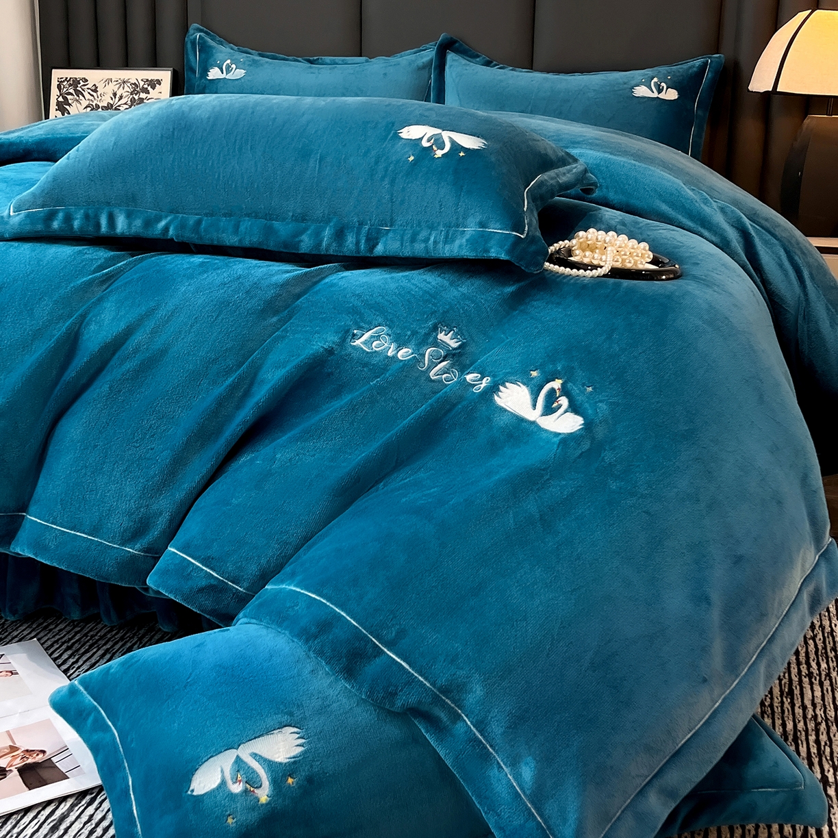 91家纺网 家纺一手货源 找家纺 代芙家纺 2025新款全消光绣花款床裙床盖四件套-天鹅之恋 天鹅之恋-优雅蓝