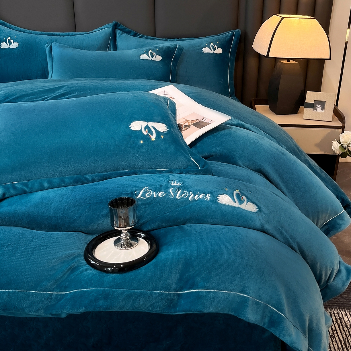 91家纺网 家纺一手货源 找家纺 代芙家纺 2025新款全消光绣花款床裙床盖四件套-天鹅之恋 天鹅之恋-优雅蓝