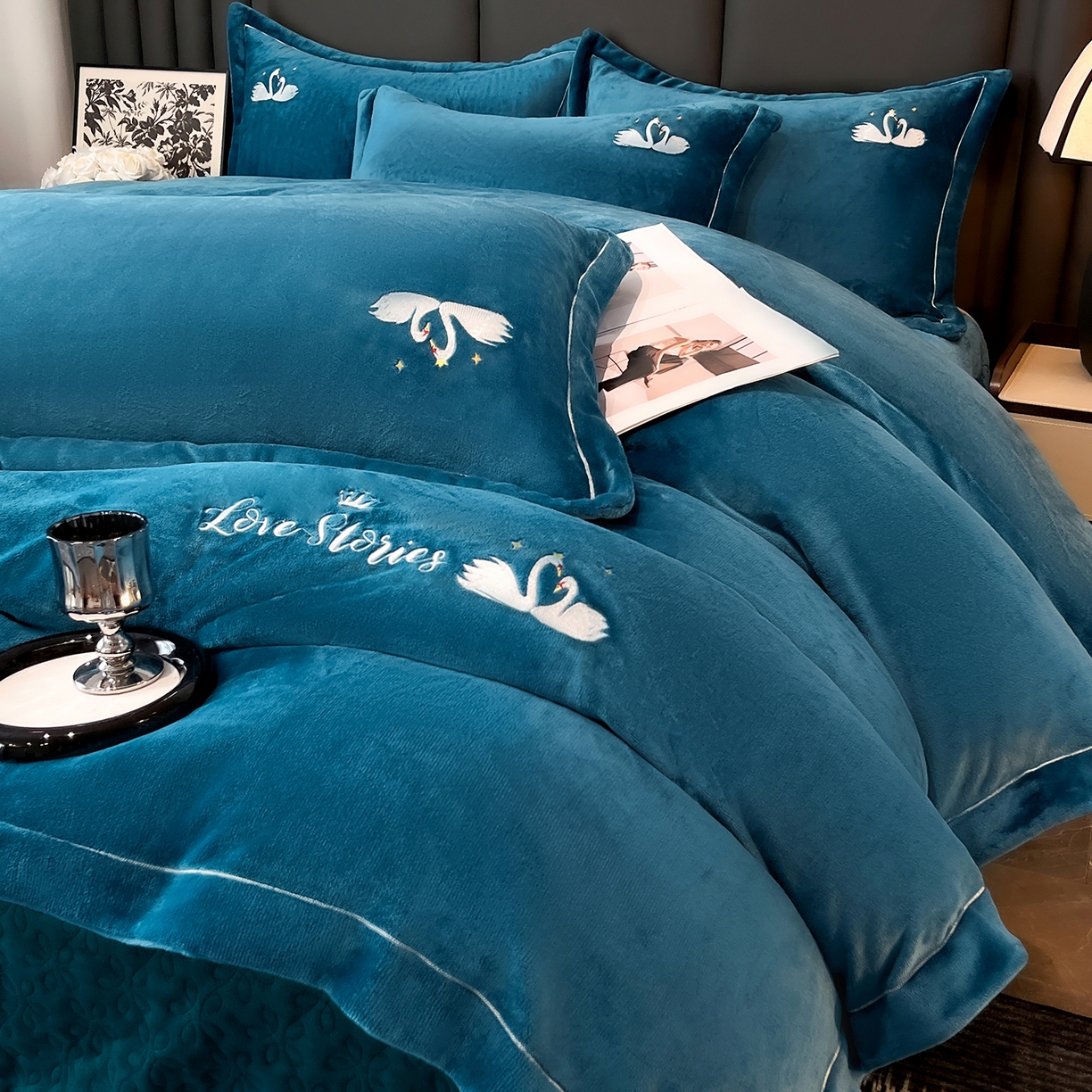 91家纺网 家纺一手货源 找家纺 代芙家纺 2025新款全消光绣花款床裙床盖四件套-天鹅之恋 天鹅之恋-优雅蓝