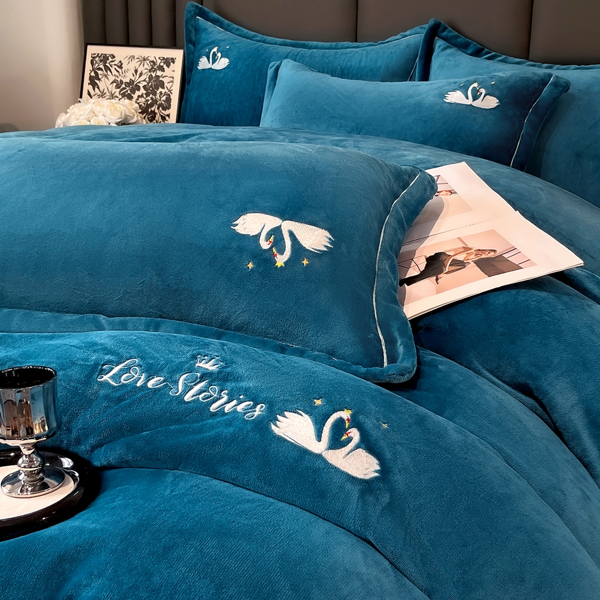 91家纺网 家纺一手货源 找家纺 代芙家纺 2025新款全消光绣花款床裙床盖四件套-天鹅之恋 天鹅之恋-优雅蓝