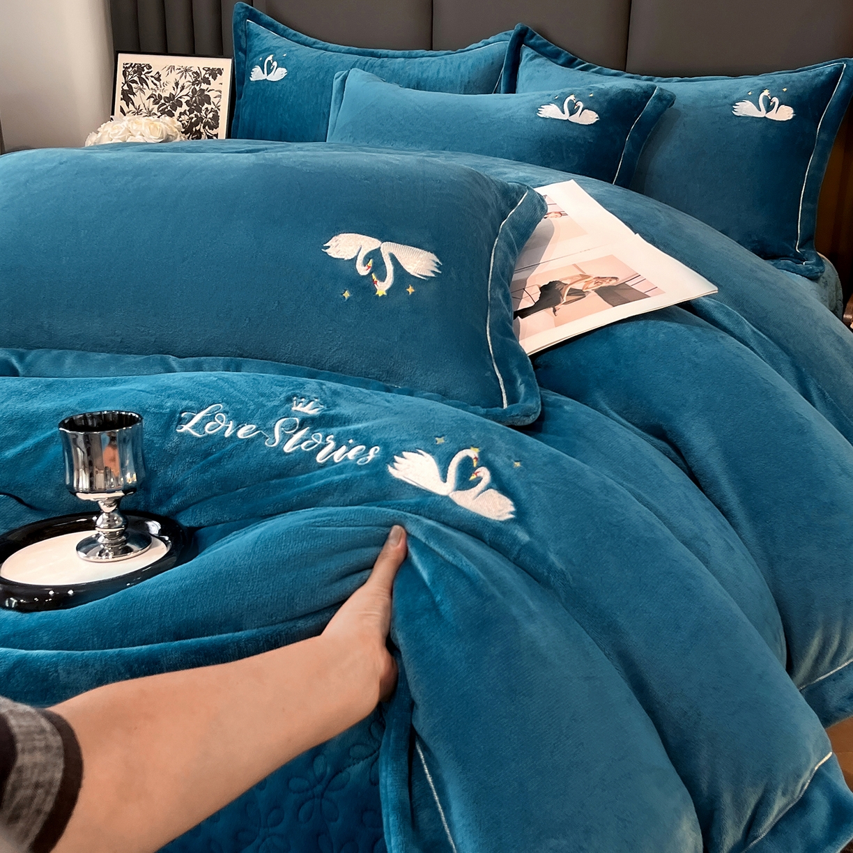 91家纺网 家纺一手货源 找家纺 代芙家纺 2025新款全消光绣花款床裙床盖四件套-天鹅之恋 天鹅之恋-优雅蓝