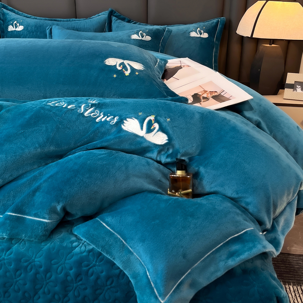 91家纺网 家纺一手货源 找家纺 代芙家纺 2025新款全消光绣花款床裙床盖四件套-天鹅之恋 天鹅之恋-优雅蓝