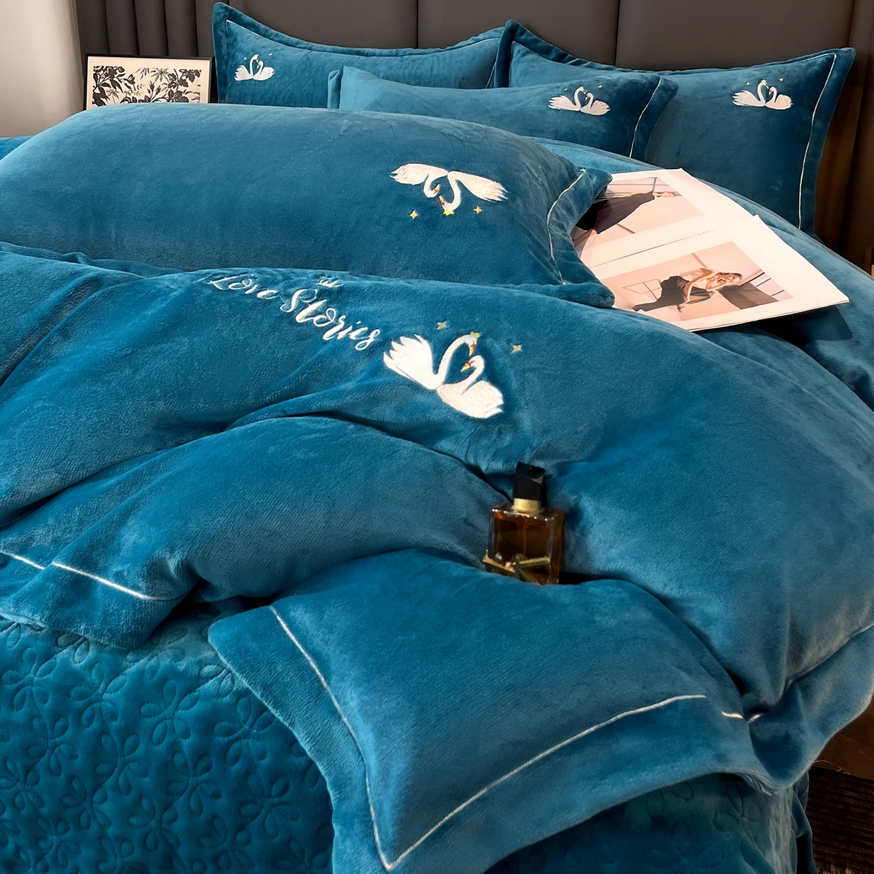 91家纺网 家纺一手货源 找家纺 代芙家纺 2025新款全消光绣花款床裙床盖四件套-天鹅之恋 天鹅之恋-优雅蓝