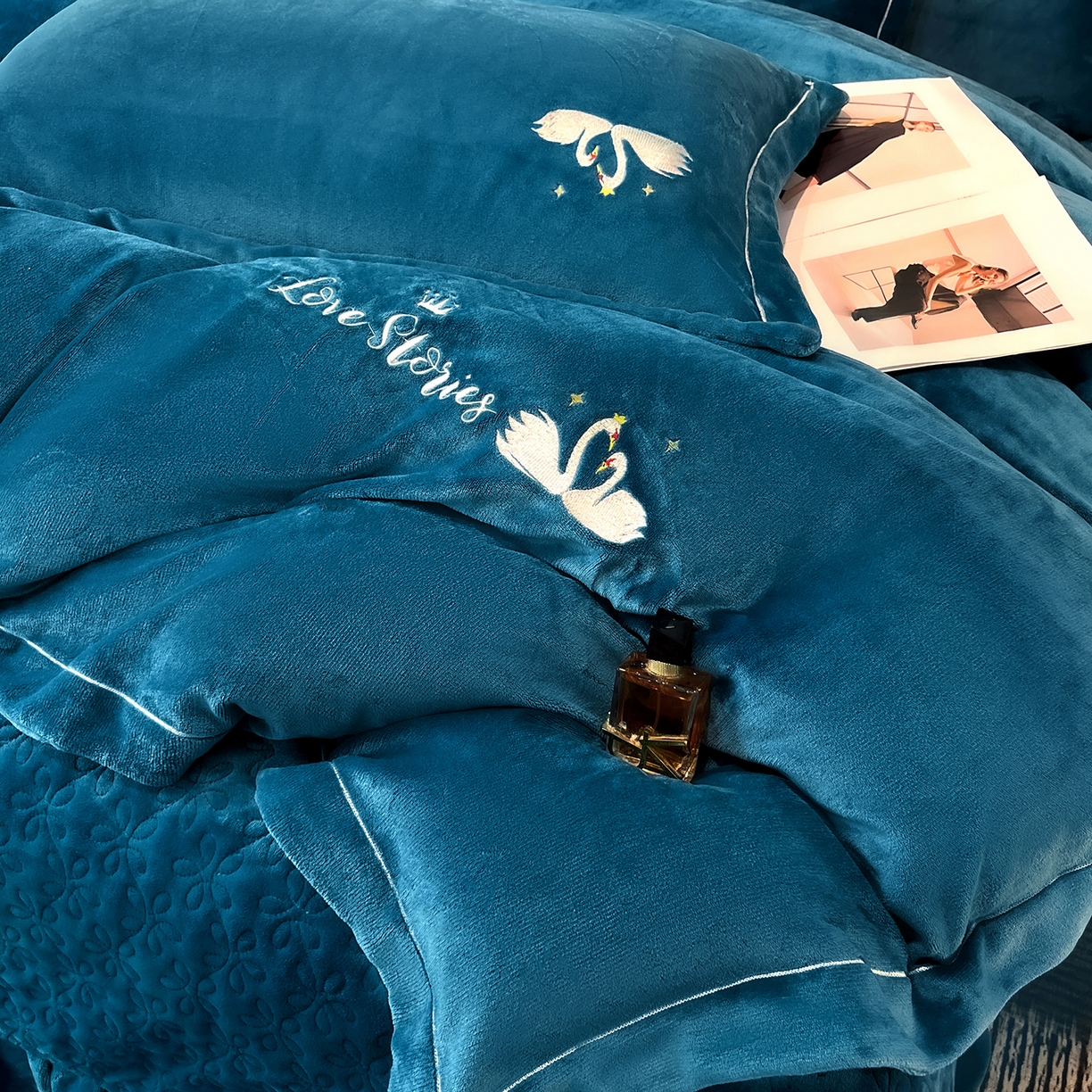 91家纺网 家纺一手货源 找家纺 代芙家纺 2025新款全消光绣花款床裙床盖四件套-天鹅之恋 天鹅之恋-优雅蓝