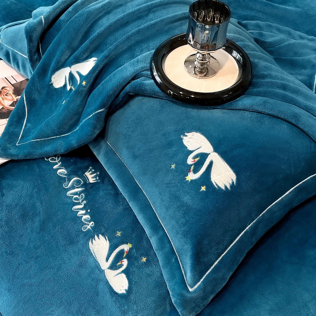 91家纺网 家纺一手货源 找家纺 代芙家纺 2025新款全消光绣花款床裙床盖四件套-天鹅之恋 天鹅之恋-优雅蓝