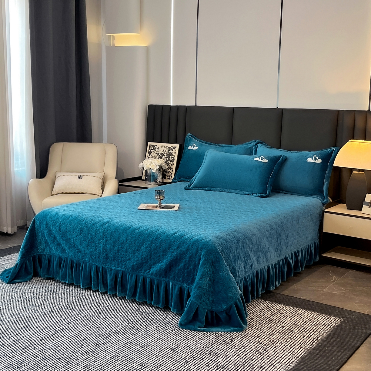 91家纺网 家纺一手货源 找家纺 代芙家纺 2025新款全消光绣花款床裙床盖四件套-天鹅之恋 天鹅之恋-优雅蓝