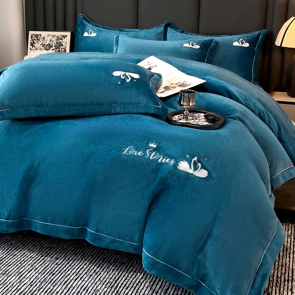 91家纺网 家纺一手货源 找家纺 代芙家纺 2025新款全消光绣花款床裙床盖四件套-天鹅之恋 天鹅之恋-优雅蓝