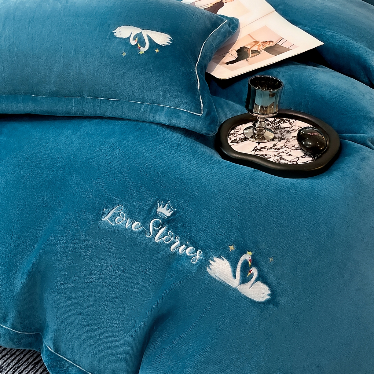 91家纺网 家纺一手货源 找家纺 代芙家纺 2025新款全消光绣花款床裙床盖四件套-天鹅之恋 天鹅之恋-优雅蓝