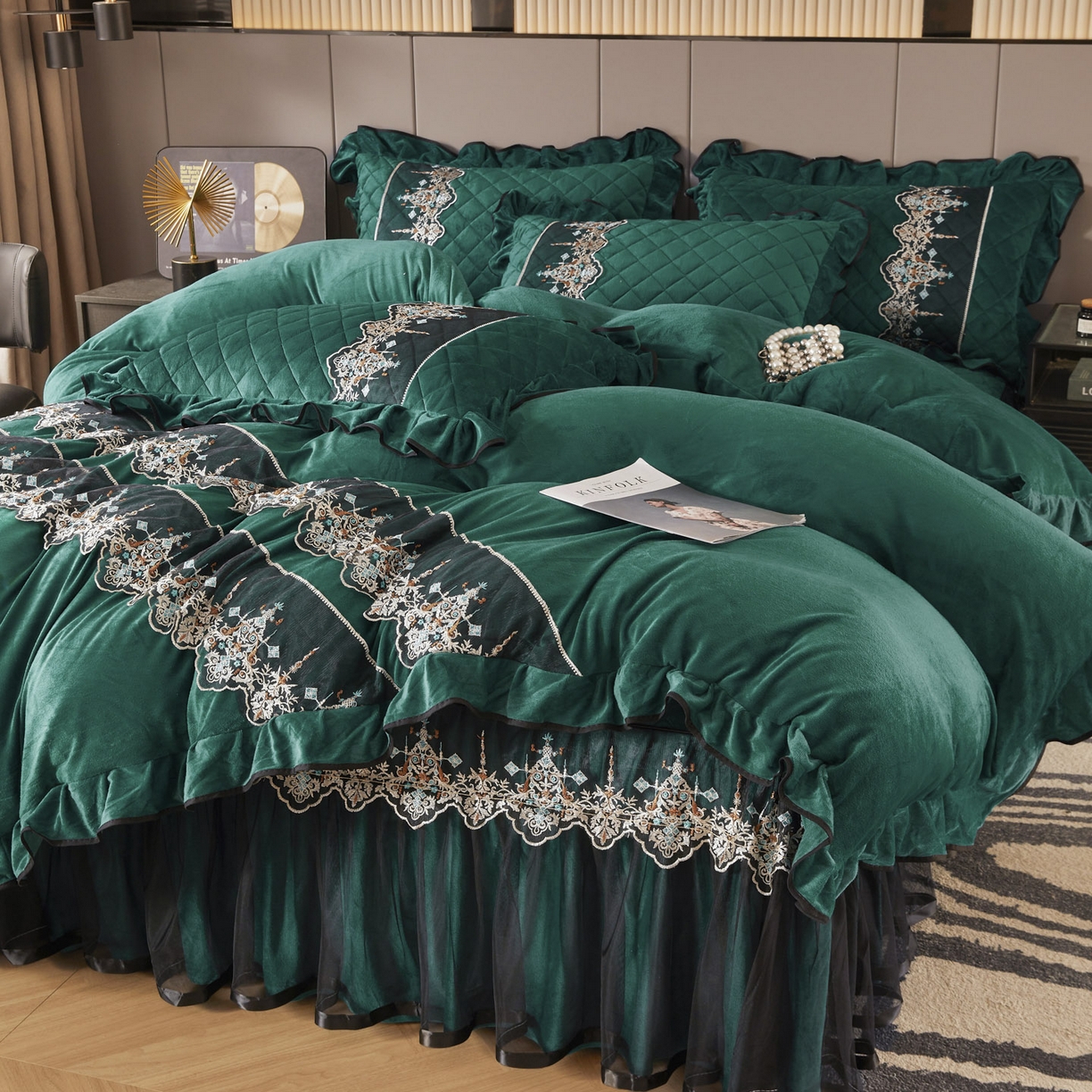 91家纺网 家纺一手货源 找家纺 （总）恋尚 2025新款水晶绒保暖床裙三件套-梵蒂莎（床裙控价130起）