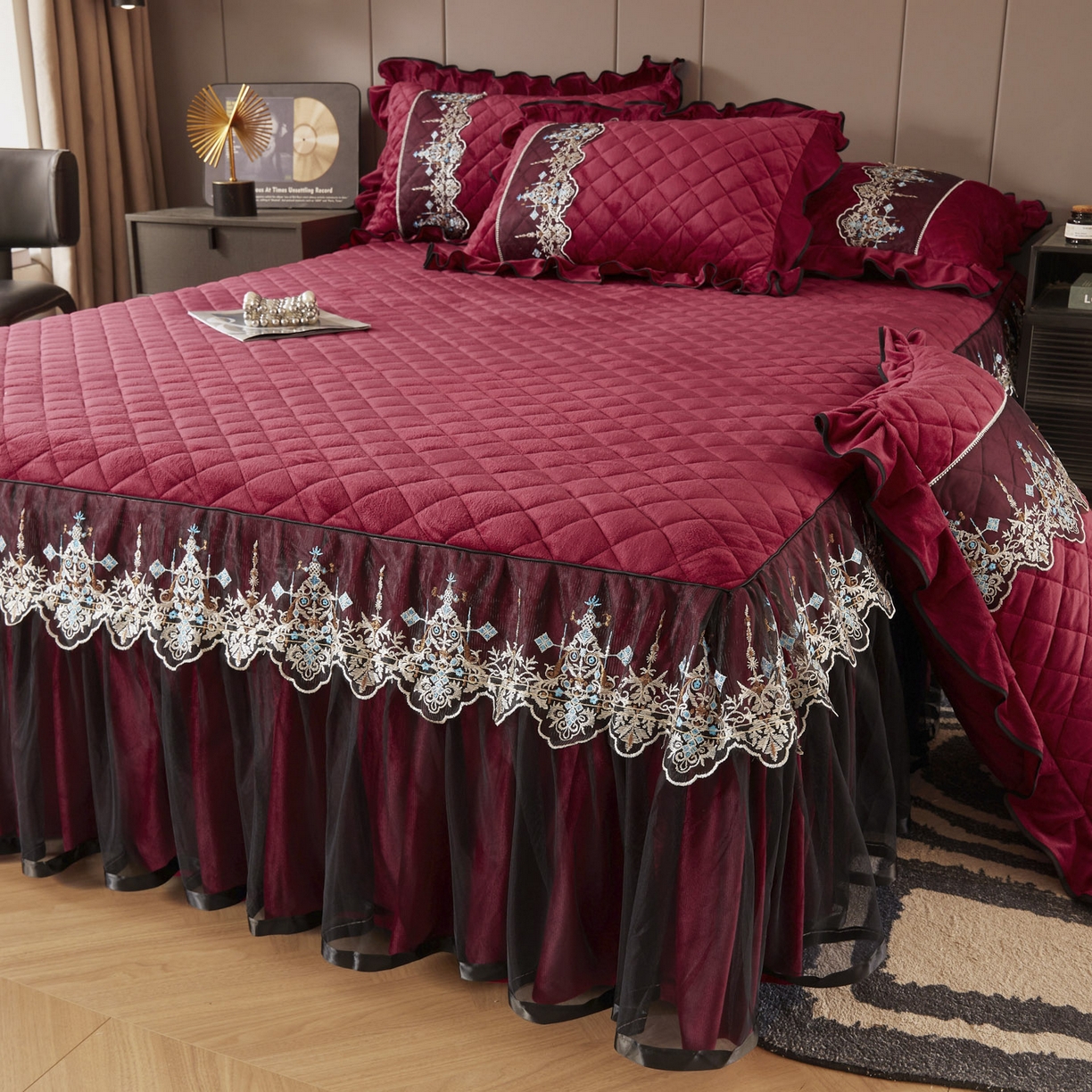 91家纺网 家纺一手货源 找家纺 恋尚 2025新款水晶绒保暖床裙三件套-梵蒂莎（床裙控价130起） 梵蒂莎-酒红