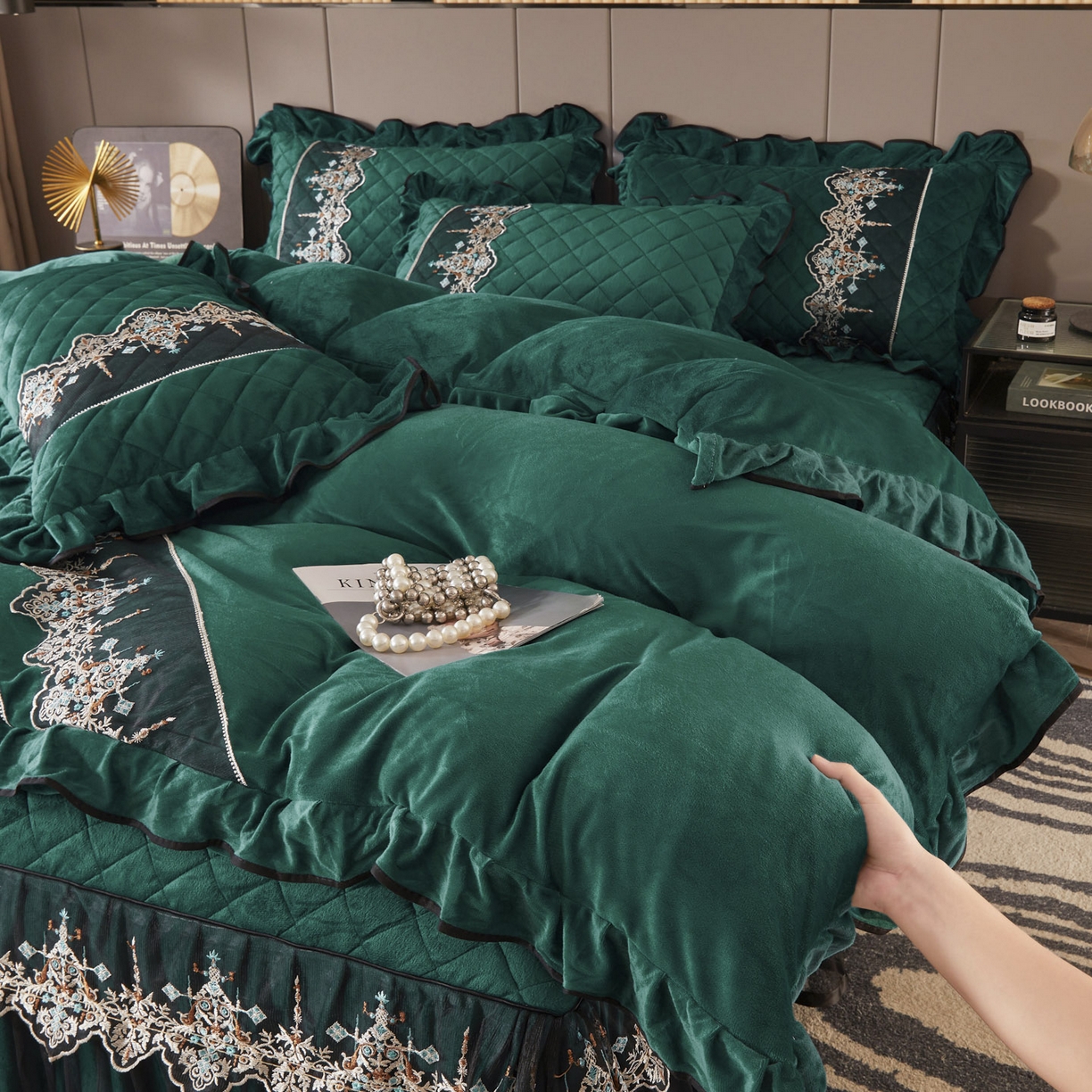 91家纺网 家纺一手货源 找家纺 （总）恋尚 2025新款水晶绒保暖床裙三件套-梵蒂莎（床裙控价130起）