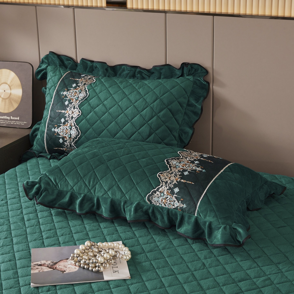 91家纺网 家纺一手货源 找家纺 恋尚 2025新款水晶绒保暖床裙三件套-梵蒂莎（床裙控价130起） 梵蒂莎-绿