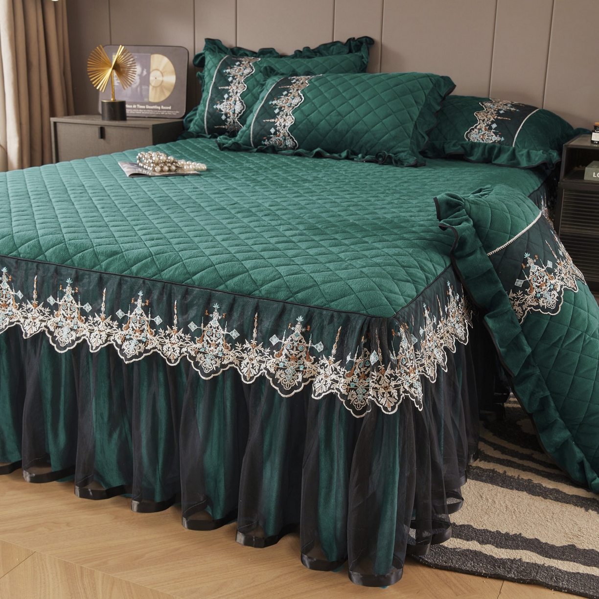 91家纺网 家纺一手货源 找家纺 恋尚 2025新款水晶绒保暖床裙三件套-梵蒂莎（床裙控价130起） 梵蒂莎-绿