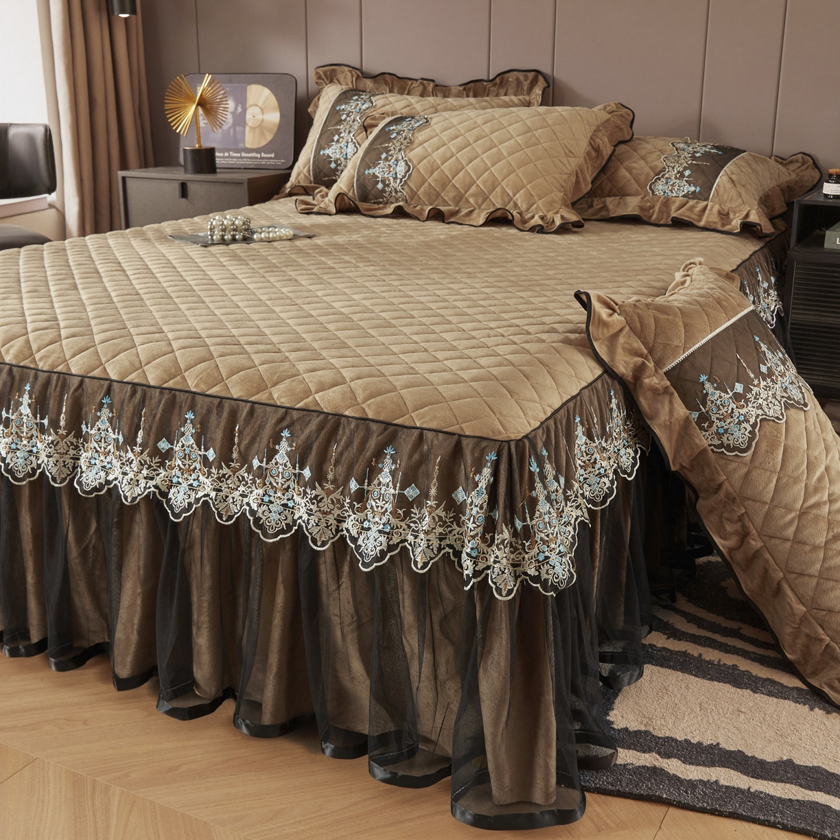 91家纺网 家纺一手货源 找家纺 恋尚 2025新款水晶绒保暖床裙三件套-梵蒂莎（床裙控价130起） 梵蒂莎-驼