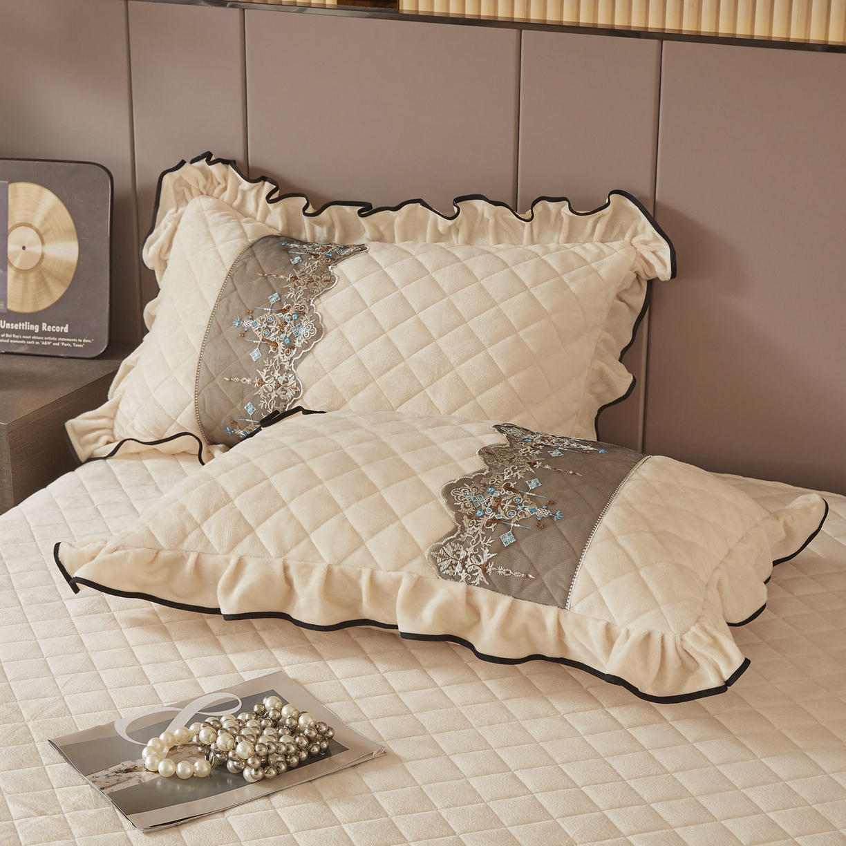 91家纺网 家纺一手货源 找家纺 恋尚 2025新款水晶绒保暖床裙三件套-梵蒂莎（床裙控价130起） 梵蒂莎-米黄