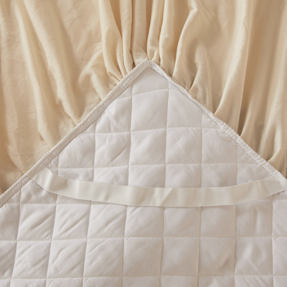 91家纺网 家纺一手货源 找家纺 恋尚 2025新款水晶绒保暖床裙三件套-梵蒂莎（床裙控价130起） 梵蒂莎-米黄