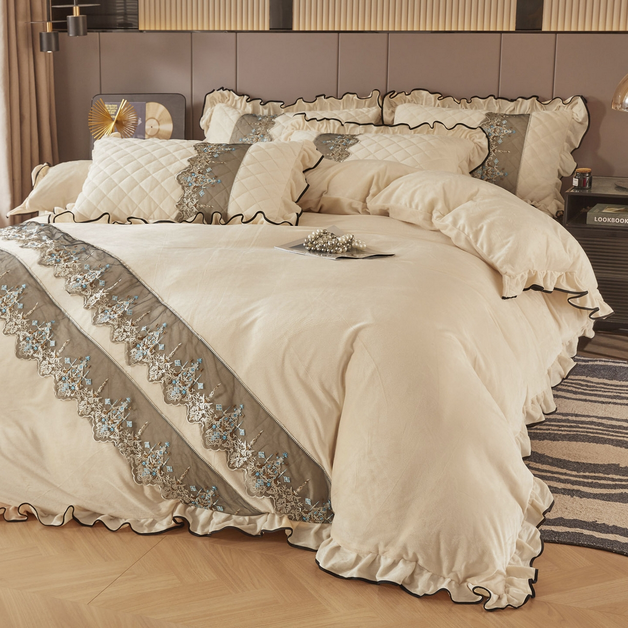 91家纺网 家纺一手货源 找家纺 恋尚 2025新款水晶绒保暖床裙三件套-梵蒂莎（床裙控价130起） 梵蒂莎-米黄