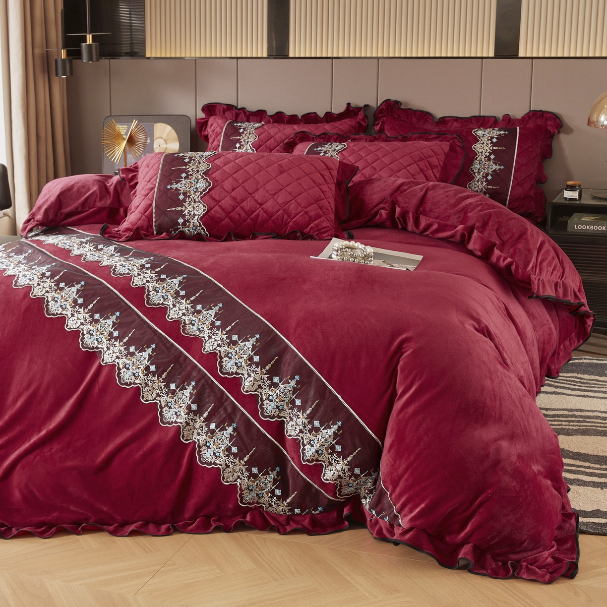 91家纺网 家纺一手货源 找家纺 恋尚 2025新款水晶绒保暖床裙三件套-梵蒂莎（床裙控价130起） 梵蒂莎-酒红