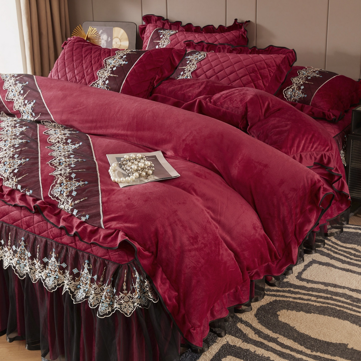 91家纺网 家纺一手货源 找家纺 恋尚 2025新款水晶绒保暖床裙三件套-梵蒂莎（床裙控价130起） 梵蒂莎-酒红