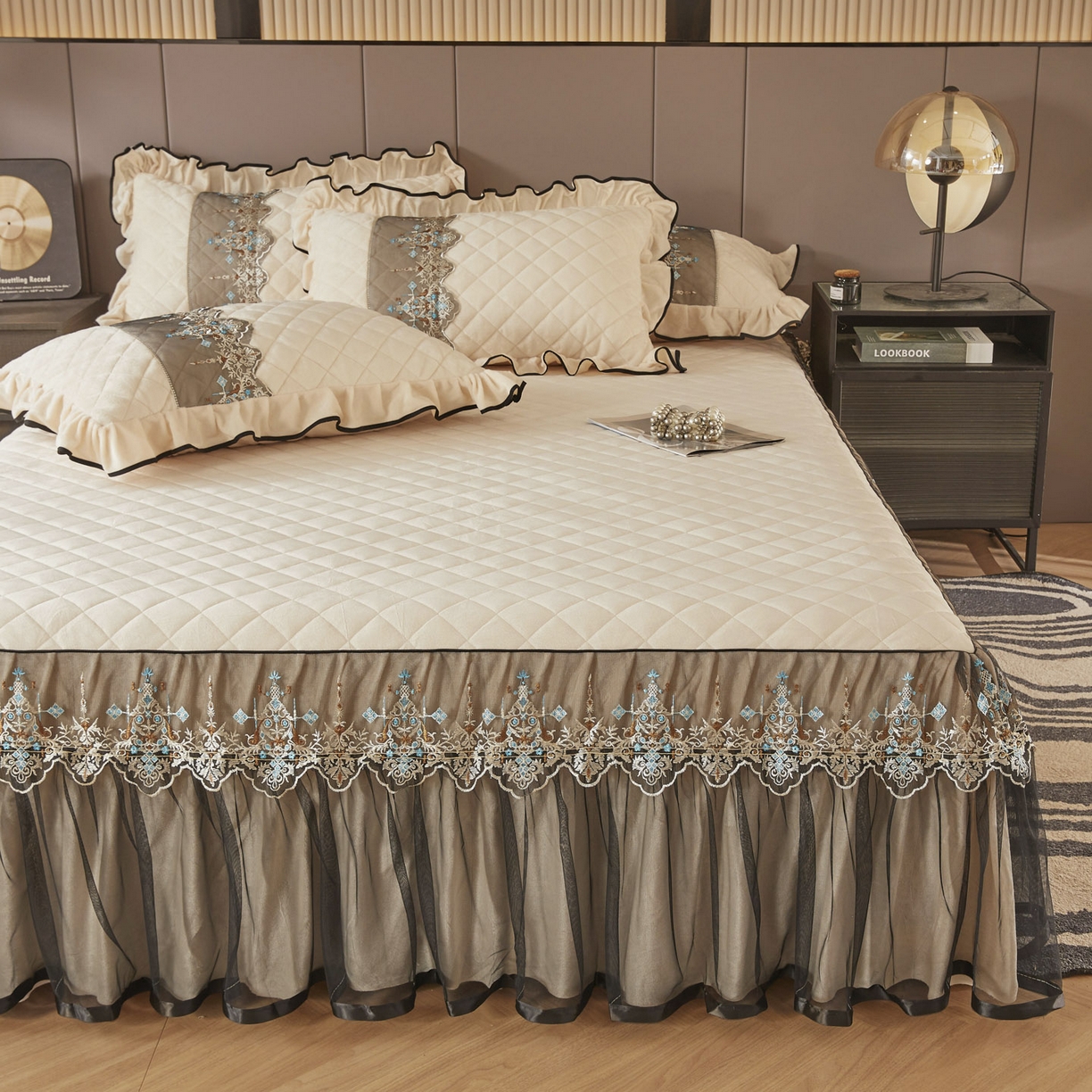 91家纺网 家纺一手货源 找家纺 恋尚 2025新款水晶绒保暖床裙三件套-梵蒂莎（床裙控价130起） 梵蒂莎-米黄