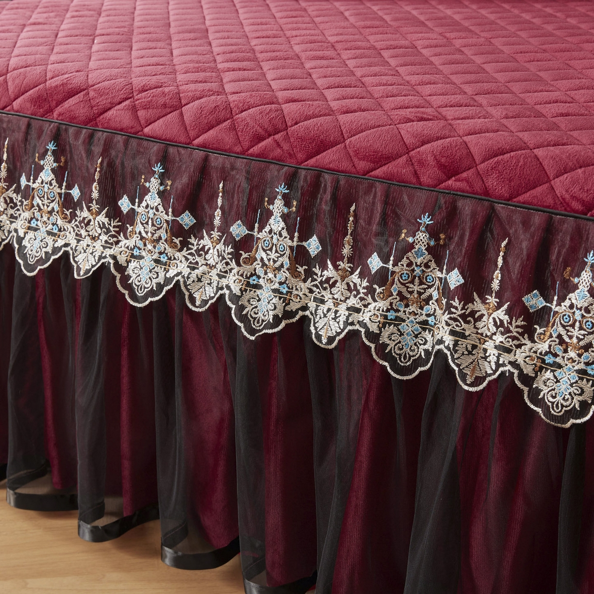 91家纺网 家纺一手货源 找家纺 恋尚 2025新款水晶绒保暖床裙三件套-梵蒂莎（床裙控价130起） 梵蒂莎-酒红