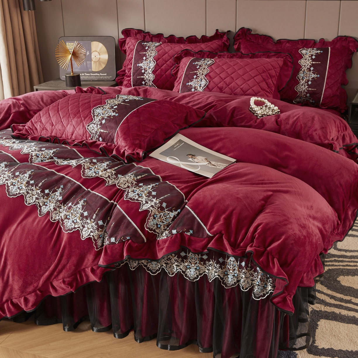 91家纺网 家纺一手货源 找家纺 恋尚 2025新款水晶绒保暖床裙三件套-梵蒂莎（床裙控价130起） 梵蒂莎-酒红