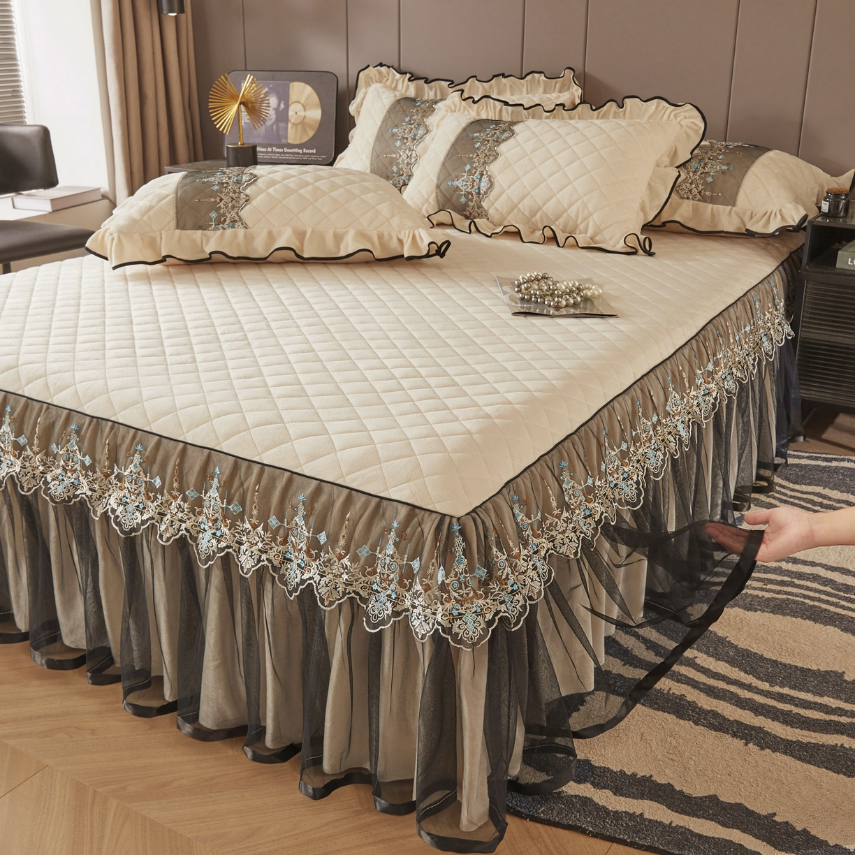 91家纺网 家纺一手货源 找家纺 恋尚 2025新款水晶绒保暖床裙三件套-梵蒂莎（床裙控价130起） 梵蒂莎-米黄