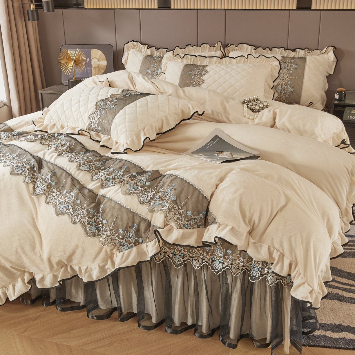 91家纺网 家纺一手货源 找家纺 恋尚 2025新款水晶绒保暖床裙三件套-梵蒂莎（床裙控价130起） 梵蒂莎-米黄