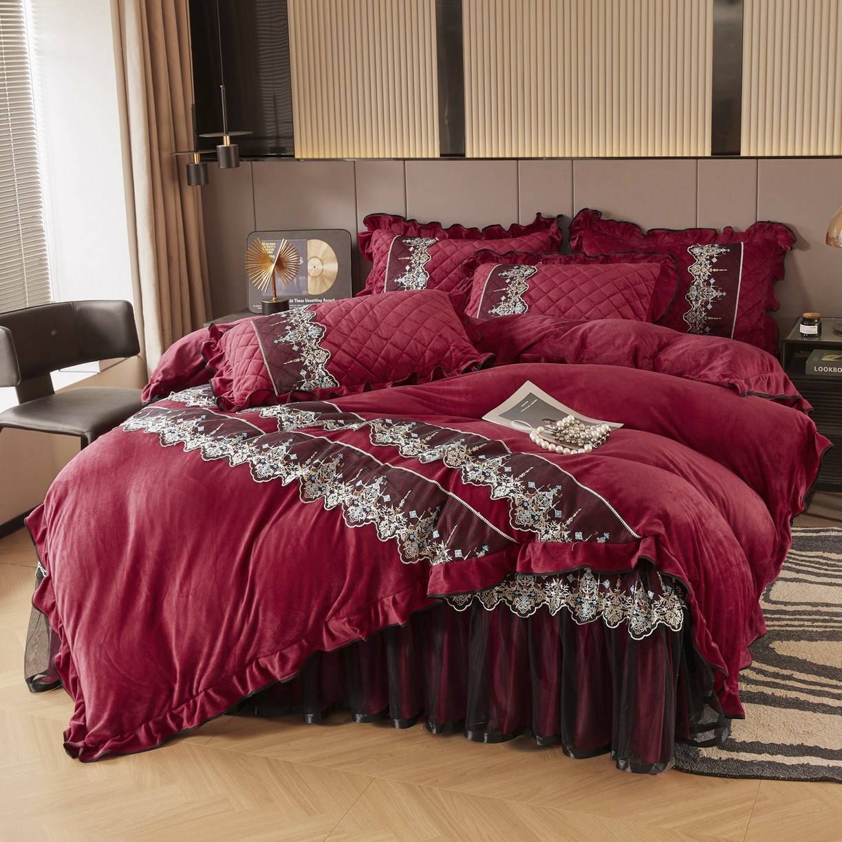 91家纺网 家纺一手货源 找家纺 恋尚 2025新款水晶绒保暖床裙三件套-梵蒂莎（床裙控价130起） 梵蒂莎-酒红