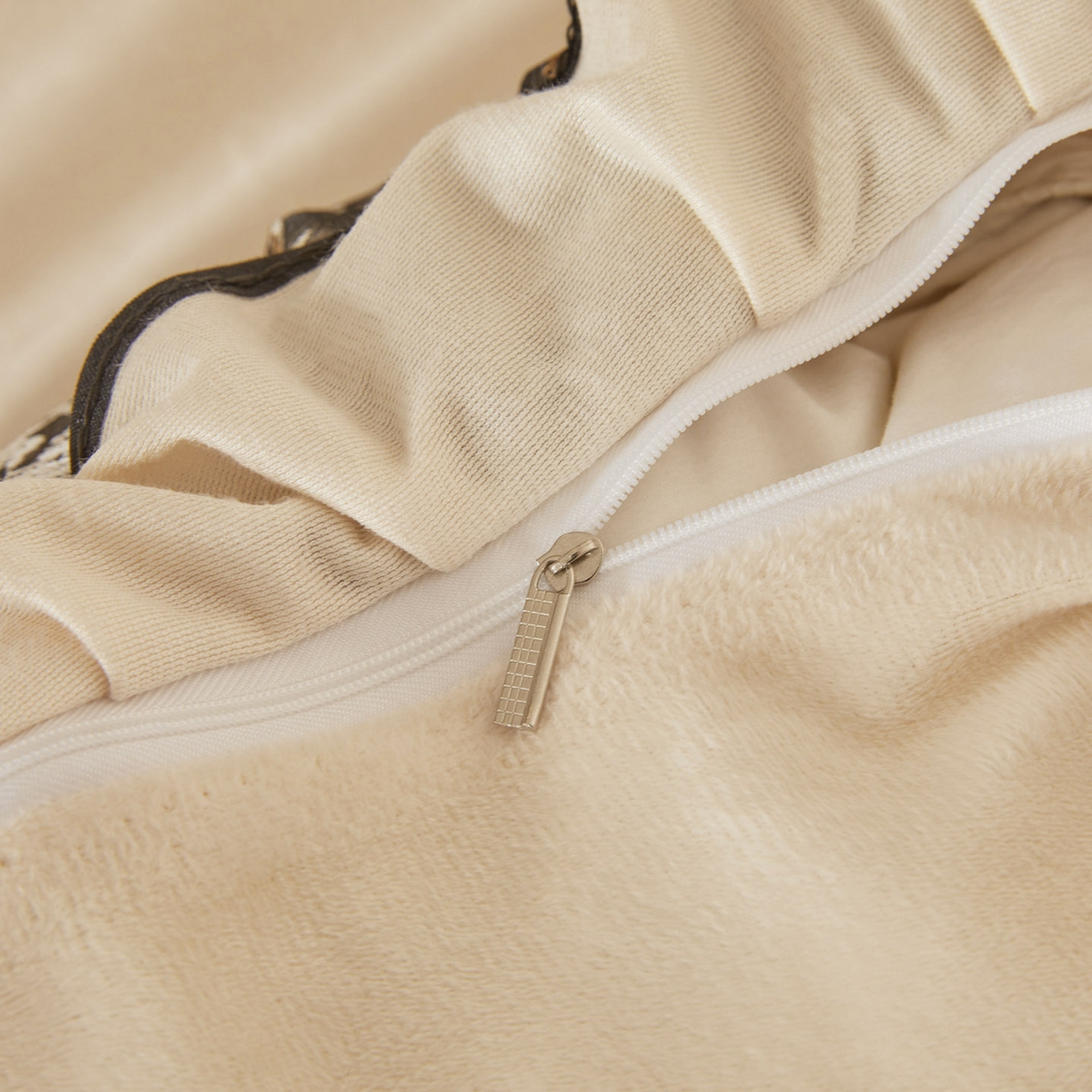 91家纺网 家纺一手货源 找家纺 恋尚 2025新款水晶绒保暖床裙三件套-梵蒂莎（床裙控价130起） 梵蒂莎-米黄