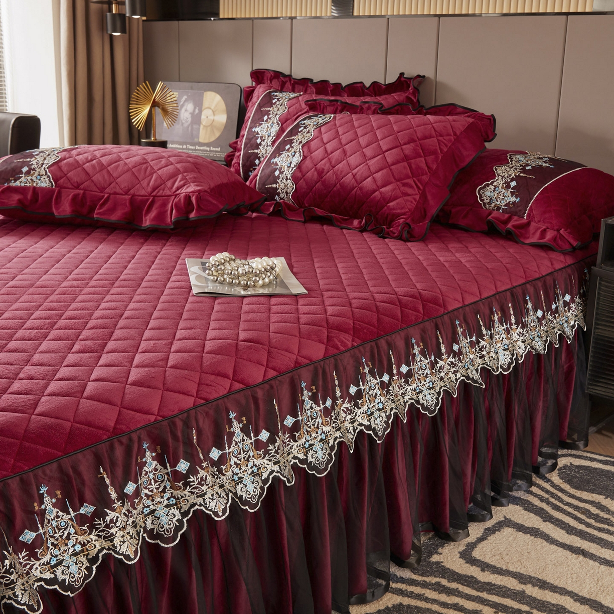 91家纺网 家纺一手货源 找家纺 恋尚 2025新款水晶绒保暖床裙三件套-梵蒂莎（床裙控价130起） 梵蒂莎-酒红