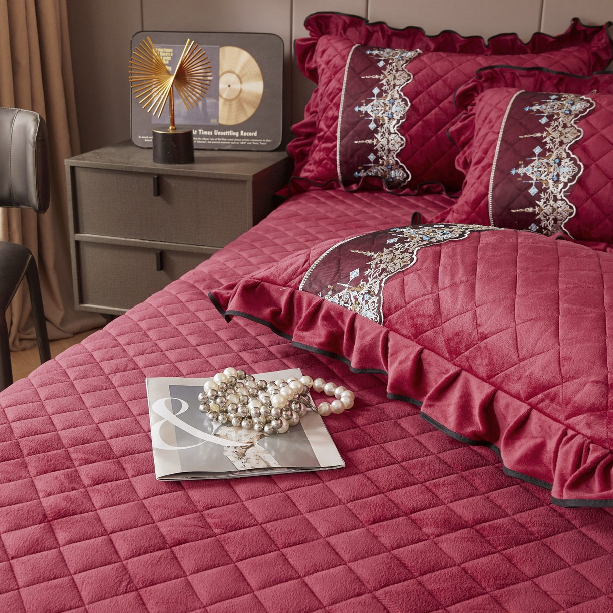 91家纺网 家纺一手货源 找家纺 恋尚 2025新款水晶绒保暖床裙三件套-梵蒂莎（床裙控价130起） 梵蒂莎-酒红