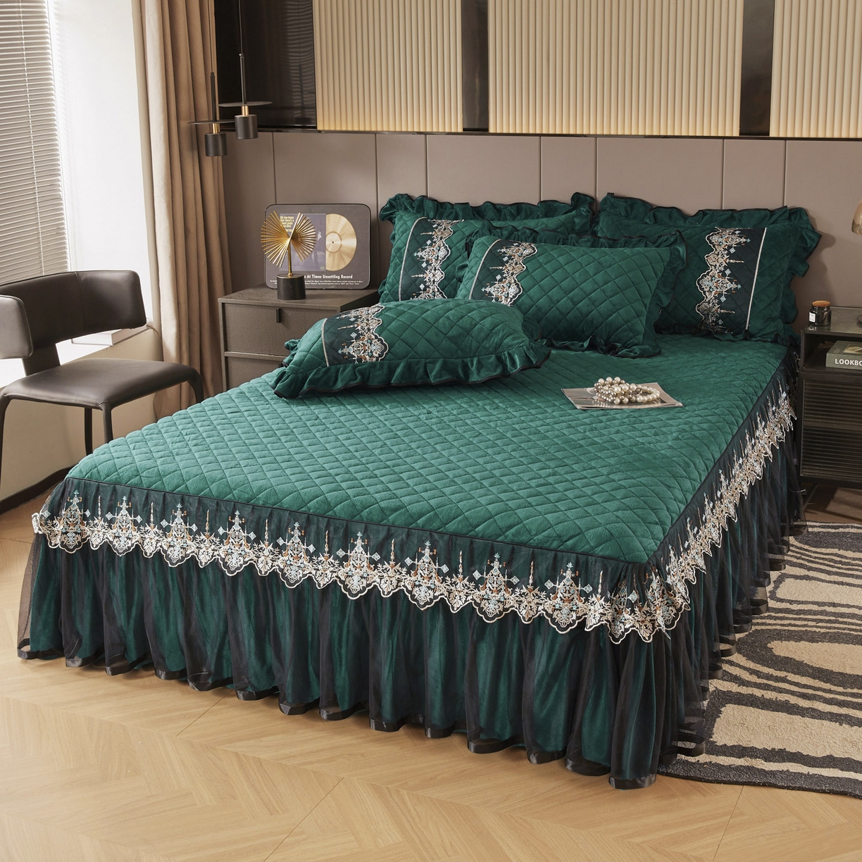 91家纺网 家纺一手货源 找家纺 恋尚 2025新款水晶绒保暖床裙三件套-梵蒂莎（床裙控价130起） 梵蒂莎-绿