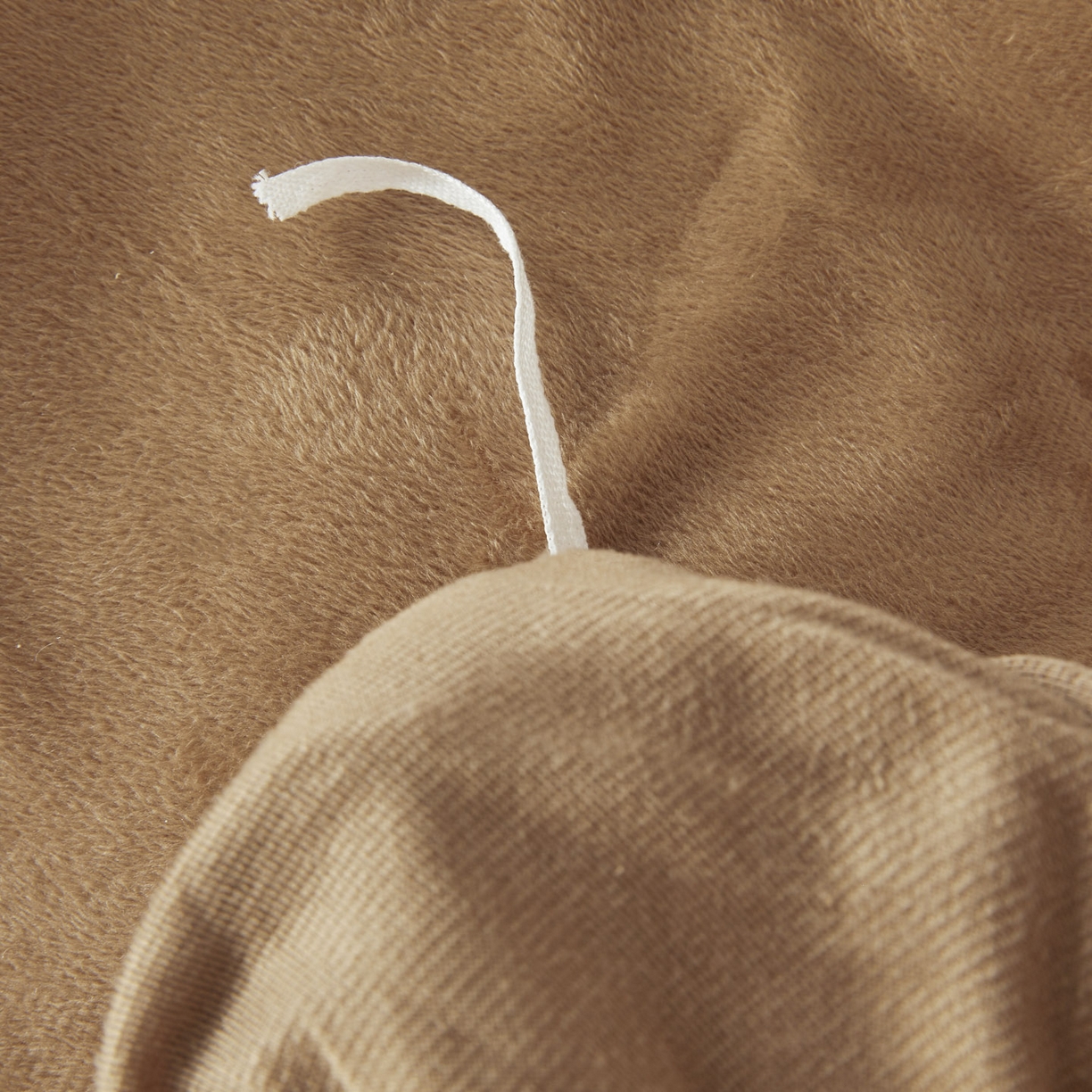 91家纺网 家纺一手货源 找家纺 恋尚 2025新款水晶绒保暖床裙三件套-梵蒂莎（床裙控价130起） 梵蒂莎-驼