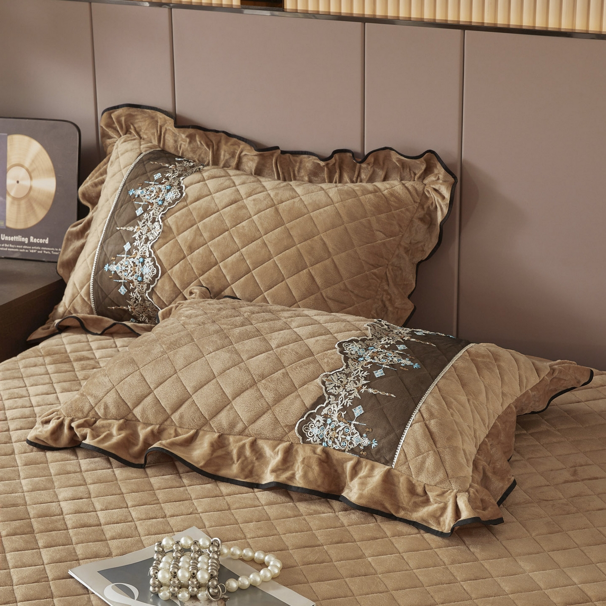 91家纺网 家纺一手货源 找家纺 恋尚 2025新款水晶绒保暖床裙三件套-梵蒂莎（床裙控价130起） 梵蒂莎-驼