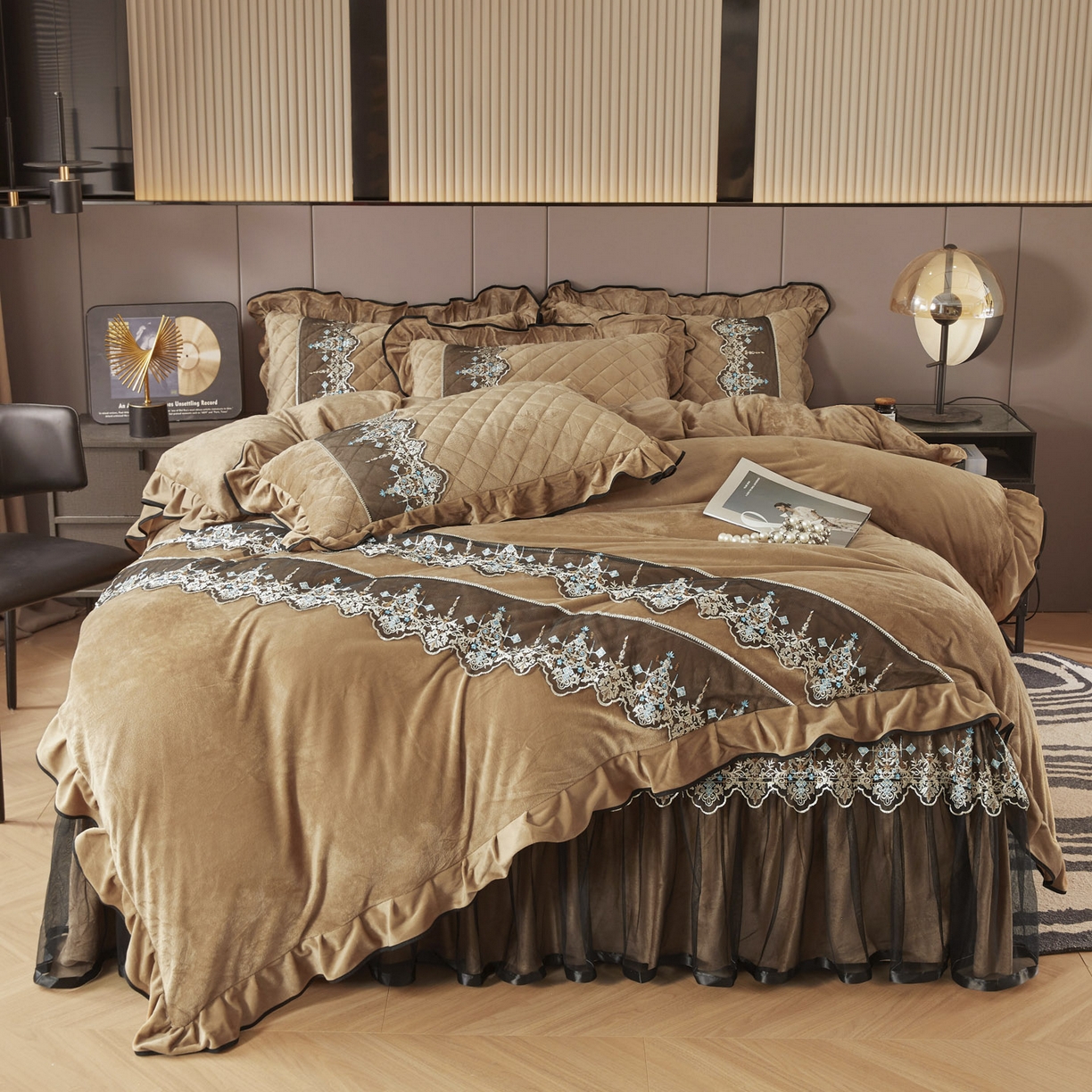 91家纺网 家纺一手货源 找家纺 恋尚 2025新款水晶绒保暖床裙三件套-梵蒂莎（床裙控价130起） 梵蒂莎-驼