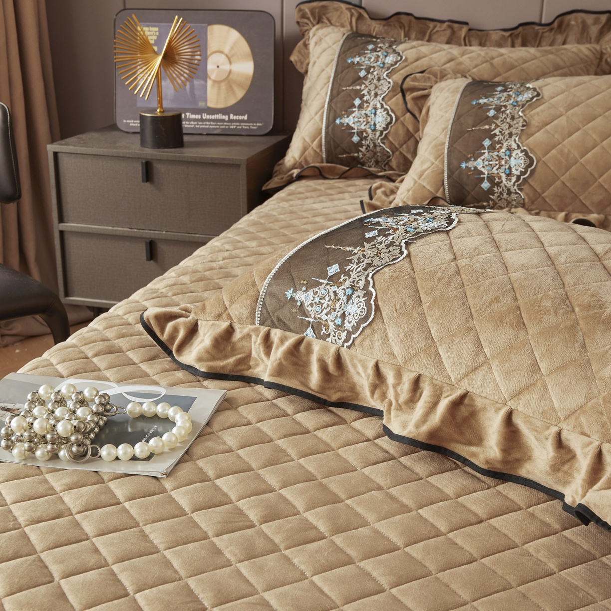 91家纺网 家纺一手货源 找家纺 恋尚 2025新款水晶绒保暖床裙三件套-梵蒂莎（床裙控价130起） 梵蒂莎-驼