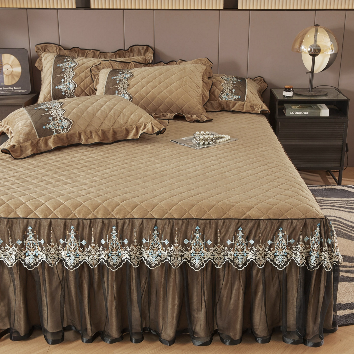 91家纺网 家纺一手货源 找家纺 恋尚 2025新款水晶绒保暖床裙三件套-梵蒂莎（床裙控价130起） 梵蒂莎-驼