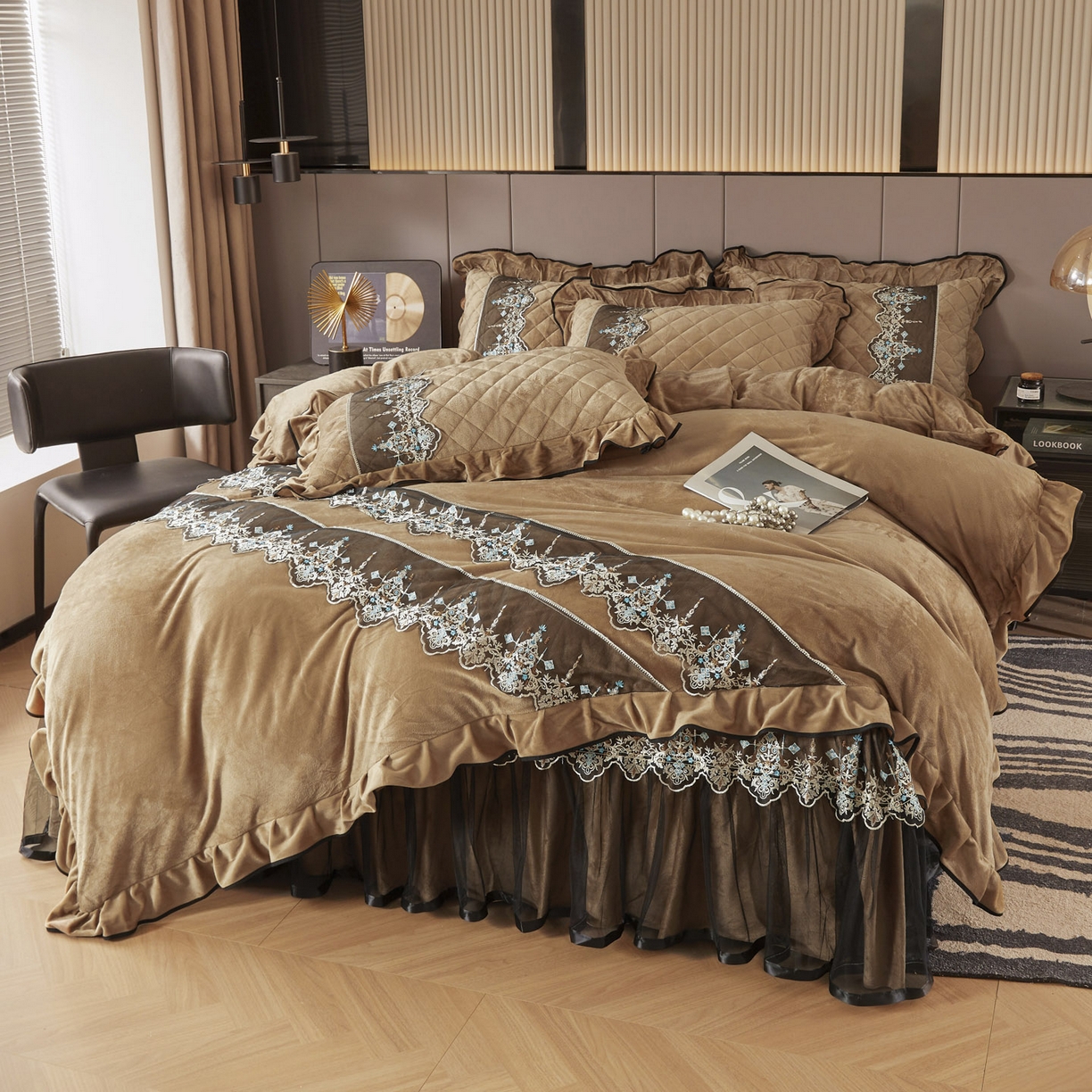 91家纺网 家纺一手货源 找家纺 恋尚 2025新款水晶绒保暖床裙三件套-梵蒂莎（床裙控价130起） 梵蒂莎-驼