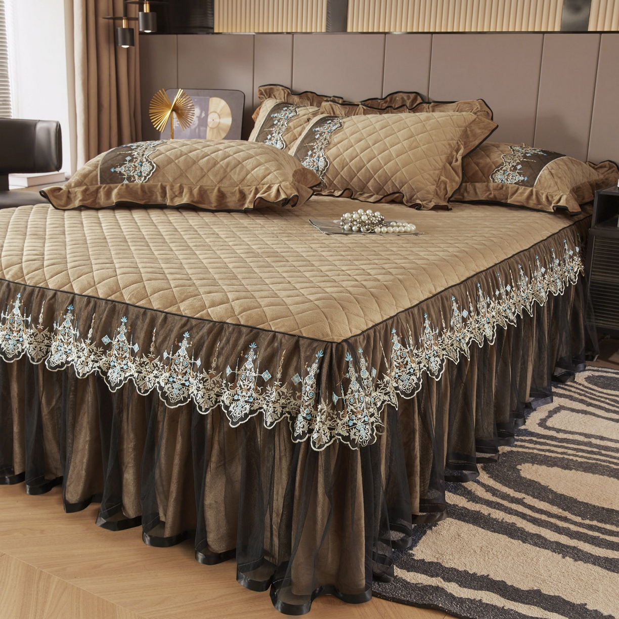 91家纺网 家纺一手货源 找家纺 恋尚 2025新款水晶绒保暖床裙三件套-梵蒂莎（床裙控价130起） 梵蒂莎-驼