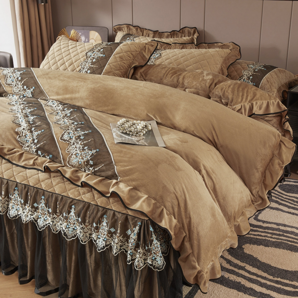 91家纺网 家纺一手货源 找家纺 恋尚 2025新款水晶绒保暖床裙三件套-梵蒂莎（床裙控价130起） 梵蒂莎-驼