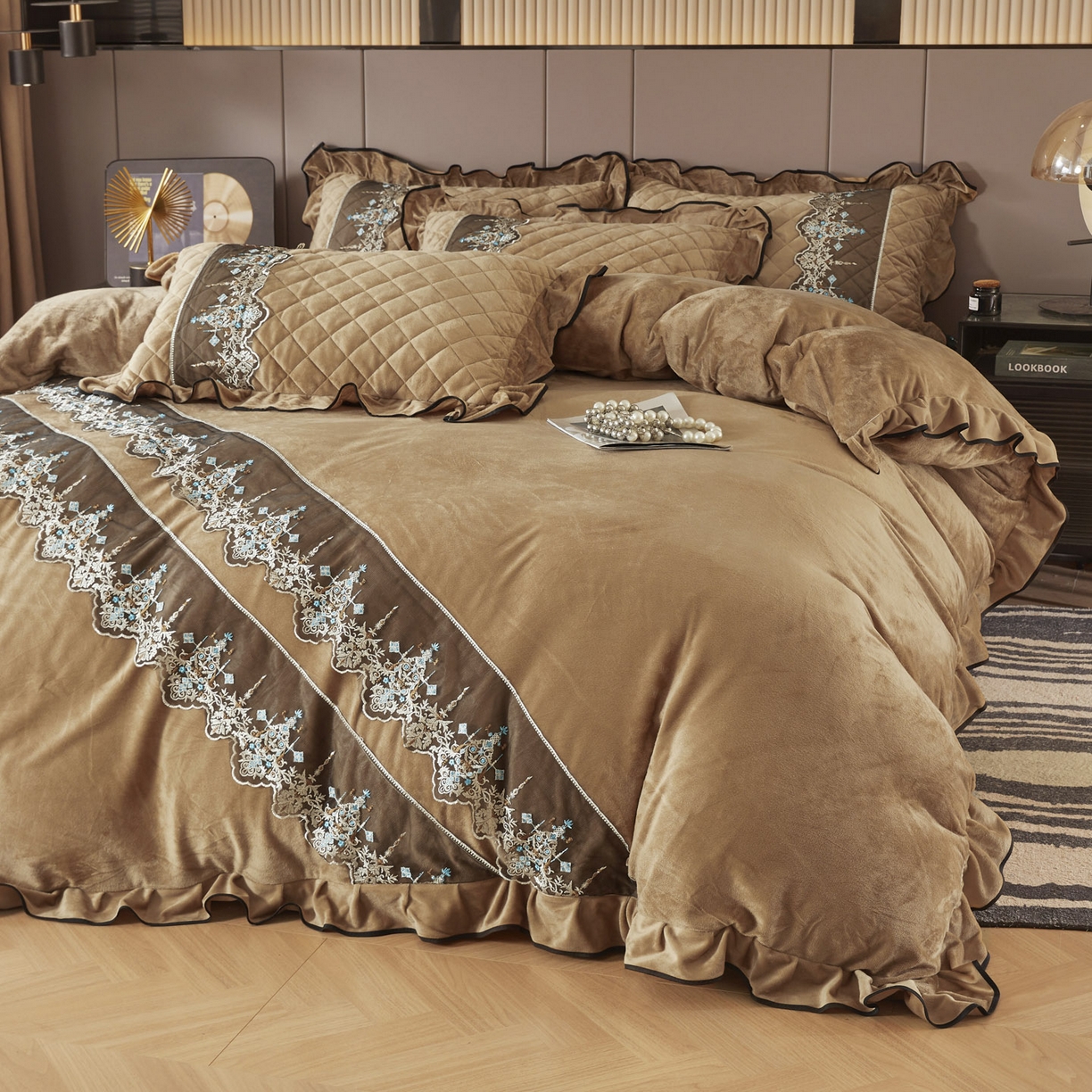 91家纺网 家纺一手货源 找家纺 恋尚 2025新款水晶绒保暖床裙三件套-梵蒂莎（床裙控价130起） 梵蒂莎-驼